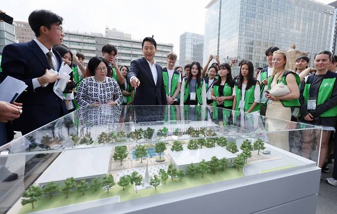 오세훈 서울시장이 지난 8일 서울 종로구 광화문광장에서 '유엔 참전국 후손 교류캠프'에 참가 중인 6·25전쟁 참전국 후손들에게 '감사의 정원'을 소개하고 있다./사진=뉴시스