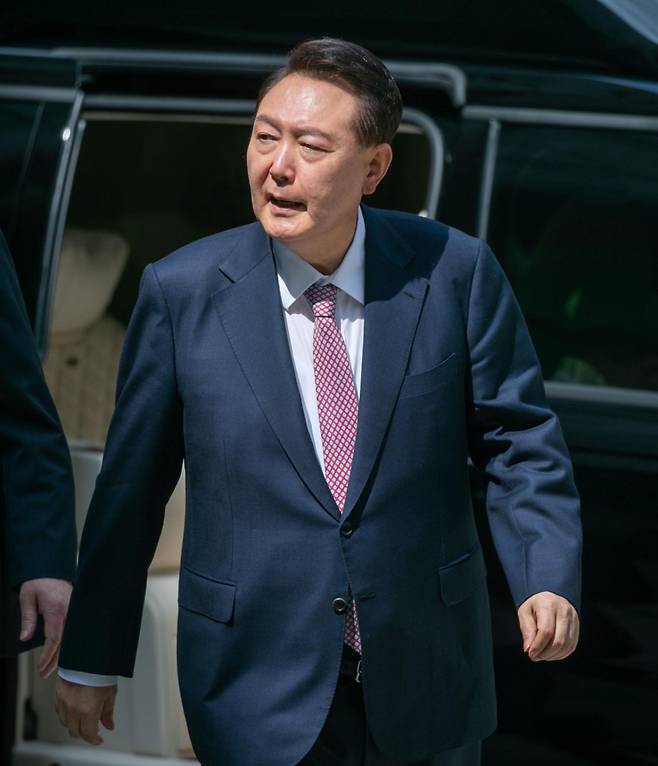 윤석열 전 대통령이 9일 서울 서초구 서울중앙지방법원에서 열린 내란 우두머리 혐의·직권남용 권리행사 방해 혐의 사건 6차 공판에 출석하고 있다./사진=뉴시스