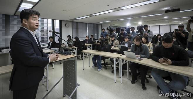 [서울=뉴시스] 정병혁 기자 = 백종원 더본코리아 대표가 28일 서울 서초구의 한 회의공간에서 열린 더본코리아 주주총회에서 취재진의 질문에 답하고 있다. 2025.03.28. jhope@newsis.com /사진=정병혁