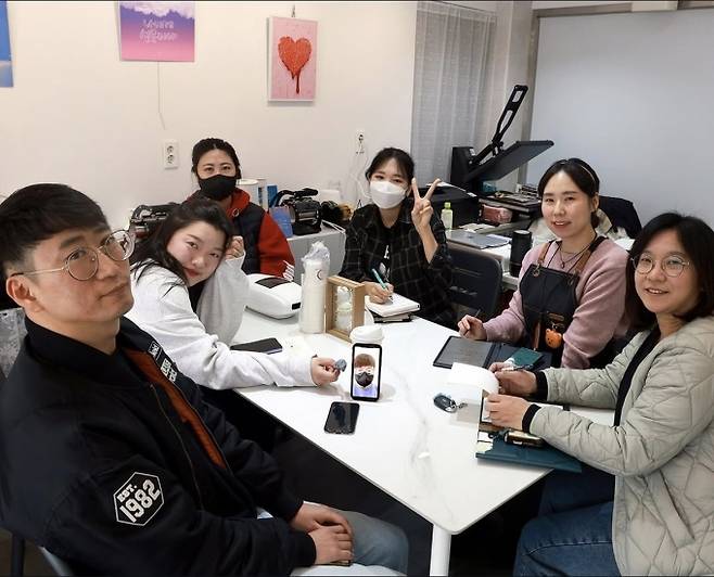 ▲충주시 청년몰 자치 운영위원회의 회의 모습. 입점 대표들이 스스로 대표와 운영진을 선출하고 규칙과 운영 방안을 결정한다, /사진제공=충주시 청년몰