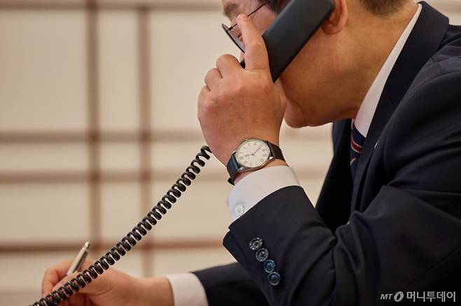 [서울=뉴시스] 이재명 대통령이 9일 서울 용산구 대통령실 청사 집무실에서 이시바 시게루 일본 총리와 전화 통화를 위해 수화기를 들고 있다. (사진=대통령실 제공) 2025.06.09. photo@newsis.com *재판매 및 DB 금지 /사진=