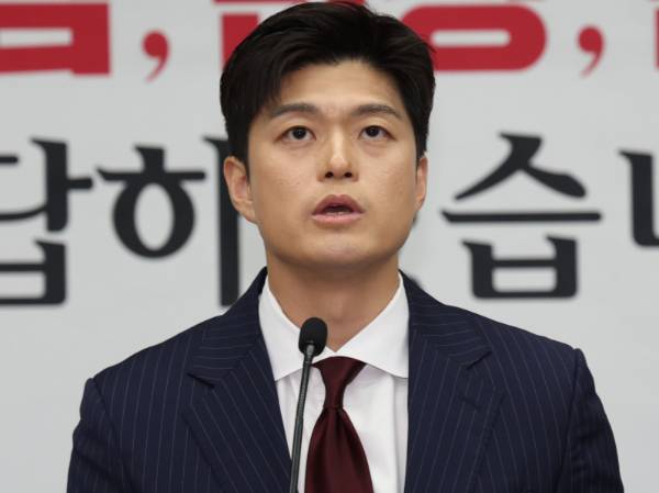 김용태 국민의힘 비상대책위원장이 '죄 있는 권력자는 법망을 피해도 되냐'면서 이재명 대통령을 저격했다. 사진은 김용태 국민의힘 비상대책위원장이 9일 서울 여의도 국회에서 열린 의원총회에서 발언하고 있는 모습. /사진=뉴시스