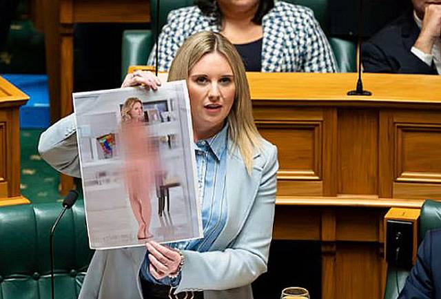 의회에서 AI가 생성한 딥페이크 누드 사진을 보여주는 로라 맥클루어 의원. 뉴질랜드헤럴드
