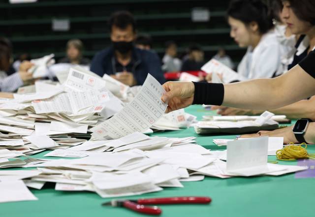 제21대 대통령선거일인 3일 오후 울산 남구 문수체육관에 마련된 남구 개표소에서 선관위 관계자들이 분주하게 개표 작업을 하고 있다. 연합뉴스