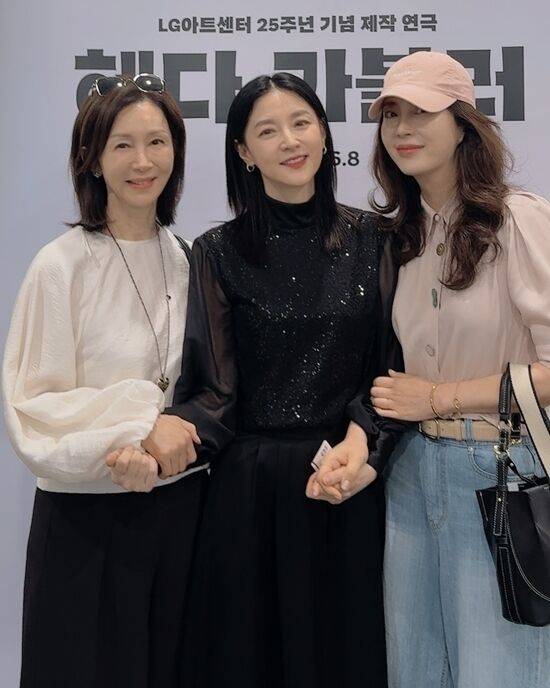 배우 전인화(왼쪽)가 이영애(가운데), 송윤아(오른쪽)와 함께 연극을 관람한 뒤 인증샷을 찍고 있다./ 전인화 개인 인스타그램