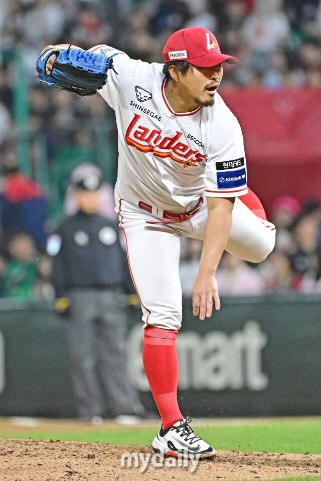 17일 인천 SSG랜더스필드에서 열린 '2025 신한 SOL BANK KBO리그' 한화 이글스와 SSG랜더스 경기. SSG 한두솔이 경기 8회초 교체되 마운드에 올라 힘껏 투구하고 있다./마이데일리