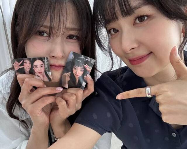 박규리가 슬기의 포토카드를 들고 감격스러운 표정을 지었다. / 박규리 소셜미디어 캡처