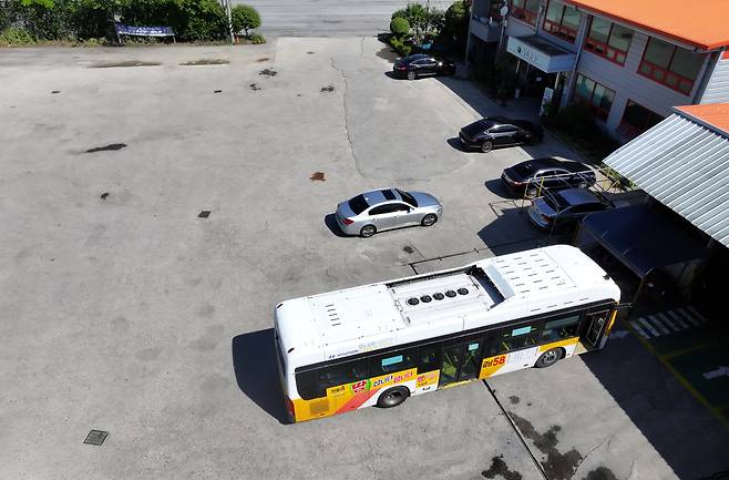 광주 시내버스 노조가 전면 파업에 돌입한 5일 광주 북구 한 시내버스 차고지 모습. 광주시는 비노조원을 긴급 투입해 평시대비 운행률 70%를 유지하는 비상수송대책을 가동했다. <연합뉴스>