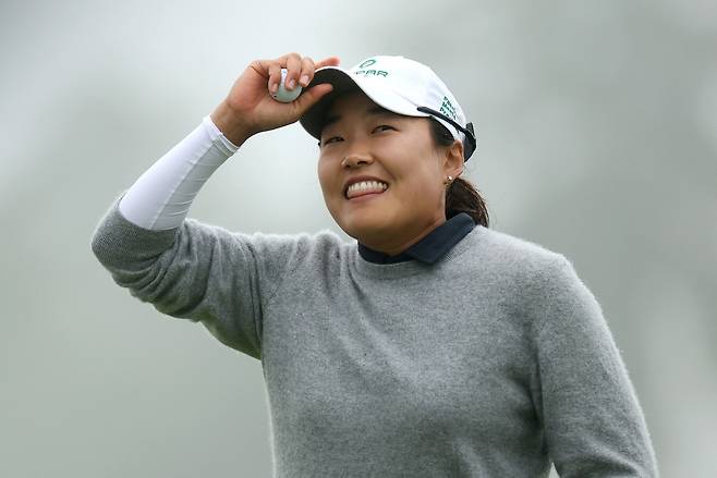 이일희가 9일(한국시간) LPGA 투어 숍라이트 클래식 최종라운드 18번홀 그린에서 갤러리에 인사하며 미소짓고 있다. [AFP]