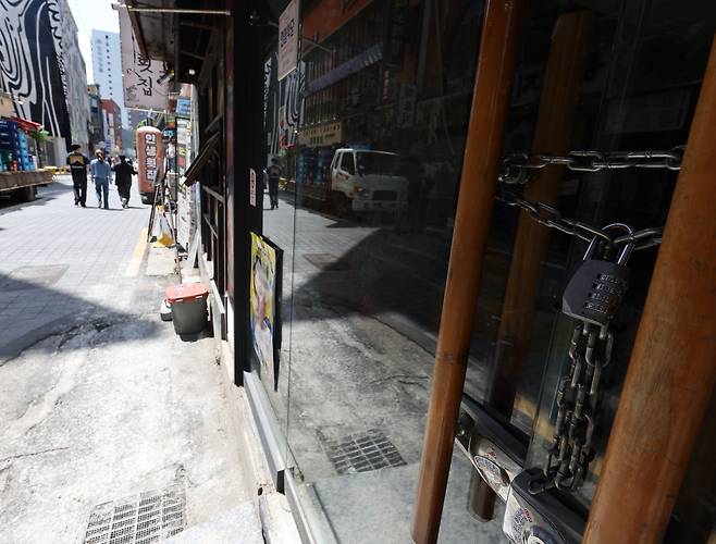 지난달 22일 서울 시내 한 폐업한 식당의 문이 굳게 잠겨있다. 올해 1분기 국내 경기 위축으로 술집과 숙박업 소상공인 매출이 1년 전보다 10% 넘게 꺾인 것으로 나타났다. 지난 몇 년간 고금리가 이어진 가운데 개인사업자 대출이 있는 사업장 약 362만개 중 50만개는 폐업 상태인 것으로 조사됐다.  [연합]