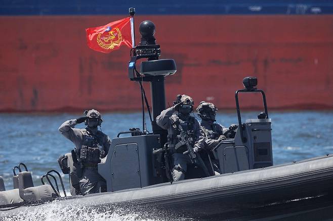 대만 해안경비대 특수부대가 8일(현지시간) 대테러 작전 등 고위험 훈련을 실시한 뒤 경례하고 있다. [AFP]