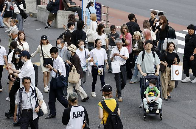 4일 일본 도쿄 신주쿠에서 사람들이 지나가고 있다. [EPA]