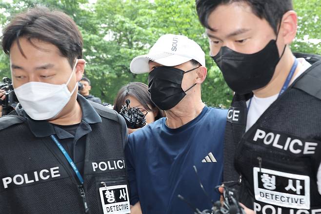 서울 지하철 5호선 열차 안에 불을 지른 60대 남성이 지난 2일 영장실질심사를 위해 서울 양천구 서울남부지법에 출석하고 있다. [연합]