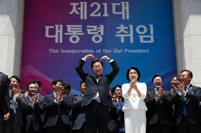 이재명 대통령 내외가 4일 오전 서울 여의도 국회 로텐더홀에서 취임 선서를 마치고 나와 잔디광장에 모인 시민들을 향해 하트를 만들어 보이고 있다. 이상섭 기자