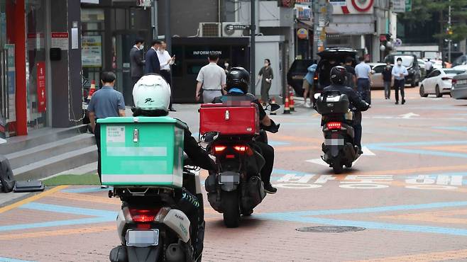 점심시간 더 바쁜 배달 오토바이 ‘부릉부릉’ [연합]