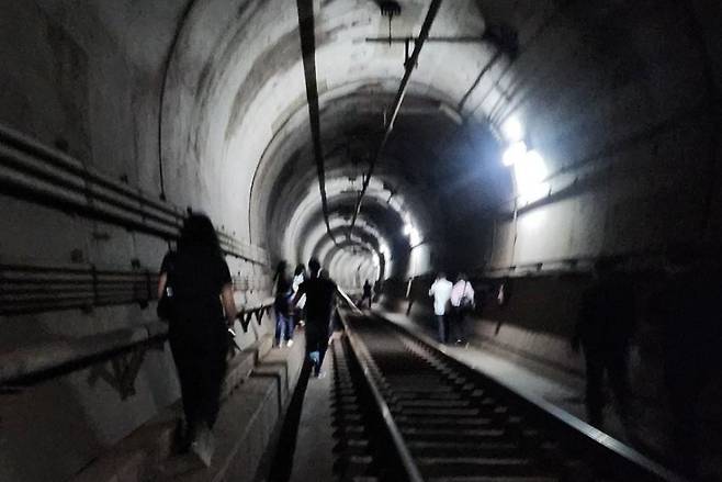 지난달 31일 오전 8시 47분께 서울 지하철 5호선 여의나루역∼마포역 사이 지하철에서 방화 추정 화재가 발생해 승객들이 대피하고 있다. [연합]