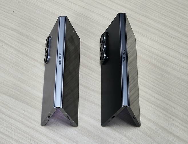 갤럭시 Z 폴드 스페셜 에디션(오른쪽)과 갤럭시 Z 폴드6 [권제인 기자/ eyre@]