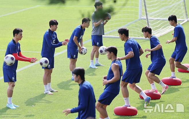 [파주=뉴시스] 황준선 기자 = 대한민국 축구 국가대표팀 선수들이 8일 오후 경기 파주시 국가대표트레이닝센터(NFC)에서 훈련을 하고 있다.대한민국 축구 국가대표팀은 오는 10일 서울월드컵경기장에서 쿠웨이트와 2026 국제축구연맹(FIFA) 북중미 월드컵 아시아 지역 3차 예선 B조 최종 10차전을 치른다. 2025.06.08. hwang@newsis.com