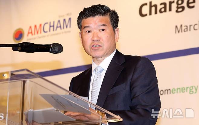 [서울=뉴시스] 추상철 기자 = 제임스 김 주한미국상공회의소(암참) 회장이 18일 오전 서울 종로구 포시즌스 호텔 서울에서 열린 주한미국상공회의소(암참) 특별 간담회에서 인사말을 하고 있다. 2025.03.18. scchoo@newsis.com