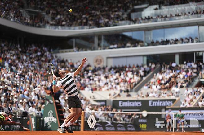 [파리=AP/뉴시스] 카를로스 알카라스(2위·스페인)가 8일(현지 시간) 프랑스 파리 롤랑가로스에서 열린 프랑스오픈 남자 단식 결승전에서 얀니크 신네르(1위·이탈리아)와 경기하고 있다. 알카라스는 신네르와 5시간 29분 대접전 끝에 3-2(4-6 6-7 6-4 7-6 7-6) 역전승을 거두고 대회 2연패를 달성했다. 2025.06.09.