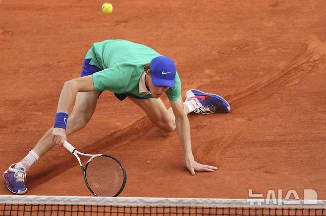 [파리=AP/뉴시스] 얀니크 신네르(1위·이탈리아)가 8일(현지 시간) 프랑스 파리 롤랑가로스에서 열린 프랑스오픈 남자 단식 결승전에서 카를로스 알카라스(2위·스페인)와 경기하고 있다. 알카라스는 신네르와 5시간 29분 대접전 끝에 3-2(4-6 6-7 6-4 7-6 7-6) 역전승을 거두고 대회 2연패를 달성했다. 2025.06.09.