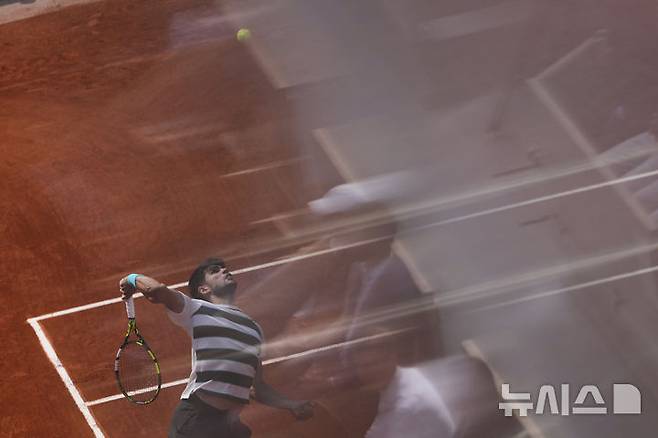 [파리=AP/뉴시스] 카를로스 알카라스(2위·스페인)가 8일(현지 시간) 프랑스 파리 롤랑가로스에서 열린 프랑스오픈 남자 단식 결승전에서 얀니크 신네르(1위·이탈리아)와 경기하고 있다. 알카라스는 신네르와 5시간 29분 대접전 끝에 3-2(4-6 6-7 6-4 7-6 7-6) 역전승을 거두고 대회 2연패를 달성했다. 2025.06.09.