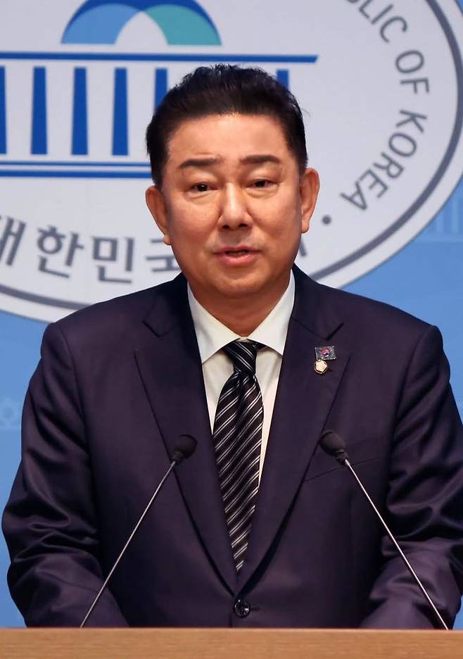 [서울=뉴시스] 조성봉 기자= 김병기  더불어민주당 의원이 5일 서울 여의도 국회 소통관에서 원내대표 출마를 선언하고 있다.(사진=김병기 의원실 제공) 2025.06.05. photo@newsis.com *재판매 및 DB 금지