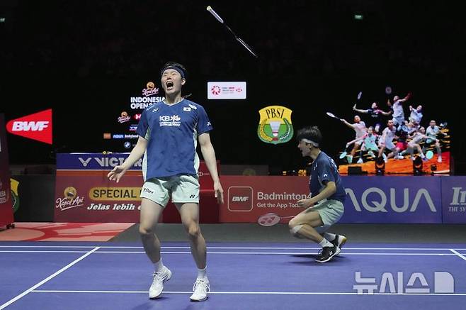 <font style="vertical-align: inherit;"><font style="vertical-align: inherit;">[자카르타=AP/뉴시스] 김원호(오른쪽)와 서승재가 8일(현지 시간) 인도네시아 자카르타 이스토라 스타디움에서 열린 2025 세계배드민턴연맹(BWF) 월드투어 슈퍼 1000 인도네시아오픈 남자복식 결승에서 사바르 카르야만 구타마-모 레자 파흘레비 이스파하니 조(인도네시아)를 꺾고 기뻐하고 있다. 김원호-서승재가 2-1(18-21 21-19 21-12)로 역전승을 거두고 우승을 차지했다. 2025.06.09.</font></font>