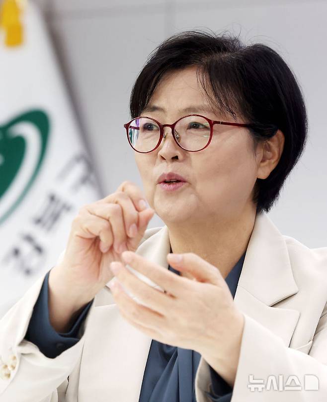 [서울=뉴시스] 홍효식 기자 = 이순희 강북구청장이 지난달 28일 서울 강북구청 집무실에서 뉴시스와 인터뷰하고 있다. 2025.06.09. yesphoto@newsis.com