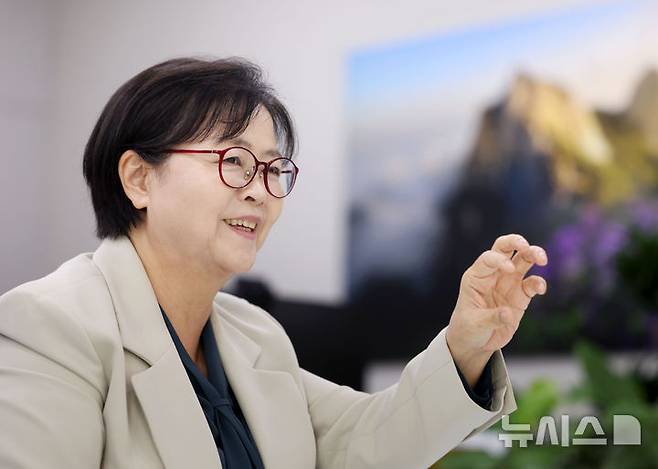 [서울=뉴시스] 홍효식 기자 = 이순희 강북구청장이 지난달 28일 서울 강북구청 집무실에서 뉴시스와 인터뷰하고 있다. 2025.06.09. yesphoto@newsis.com