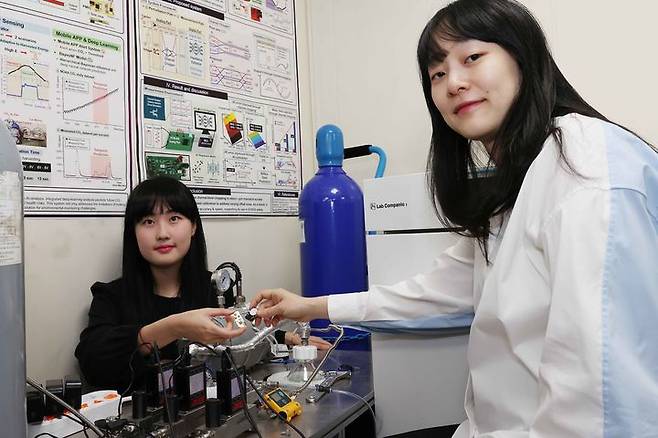 [대전=뉴시스] 카이스트(KAIST) 전기및전자공학부 권경하 교수팀이 미세 진동 수확을 통한 자가발전 무선 이산화탄소 모니터링 시스템을 개발했다. 장규림 석사과정(왼쪽), 권경하 교수. (사진=KAIST 제공) 2025.06.09. photo@newsis.com *재판매 및 DB 금지