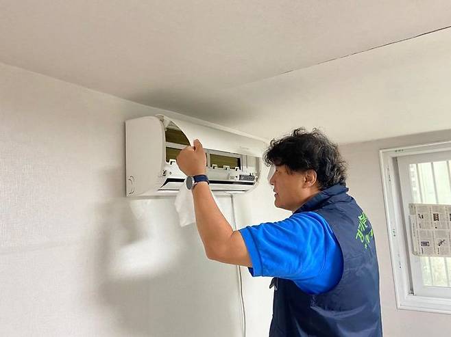 경기 행복마을관리소, 주거취약 주민 대상 에어컨 필터 청소 제공(사진=경기도 제공) *재판매 및 DB 금지