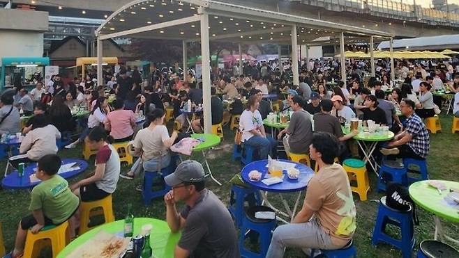 [춪천=뉴시스] 9일 춘천시는 올해부터 ‘꼬꼬야시장’에서 ‘춘풍야장’으로 명칭을 변경한 풍물야시장이 이날 오후 6시 개장식을 시작으로, 장날인 2일과 7일,일요일을 제외한 매일 저녁 열린다 고 밝혔다. 춘천시 제공. *재판매 및 DB 금지