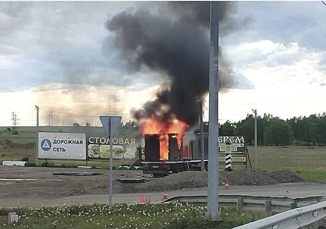 [AP/뉴시스] 러시아 이르쿠츠크주 이고르 코브제프 주지사가 1일 텔레그램에 공개한 우크라이나 드론이 발사된 것으로 추정되는 트럭. 드론이 발사된 뒤 자동으로 폭발하도록 설정되어 있었다는 분석이다. 2025.06.09.  *재판매 및 DB 금지