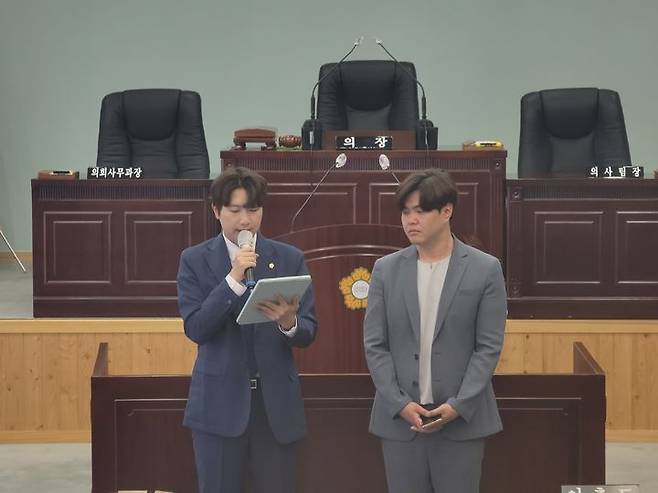 [대구=뉴시스] 이상제 기자 = 9일 대구시 남구의회 본회의장에서 더불어민주당 소속 구의원들이 음주운전 방조 혐의를 받는 대구 남구의회 정재목(국민의힘) 구의원 자진 사퇴를 촉구하는 기자회견을 하고 있다. 2025.06.09. photo@newsis.com  *재판매 및 DB 금지