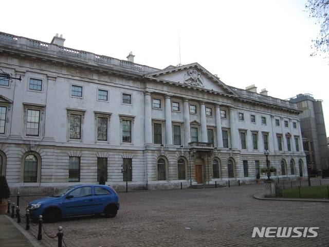 [서울=뉴시스]미국이 런던의 금융 중심지에 중국대사관을 신축하는 것을 허용하지 말 것을 영국 정부에 요구했다고 외신이 보도했다. 사진은 중국이 대사관 신축을 추진 중인 옛 왕립조폐국 부지. (사진=위키피디아 캡처)