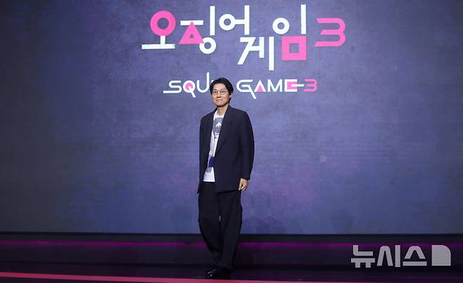 [서울=뉴시스] 김혜진 기자 = 황동혁 감독이 9일 오전 서울 용산구 드래곤시티에서 열린 넷플릭스 시리즈 오징어게임 시즌3(감독 황동혁) 제작발표회에서 포즈를 취하고 있다.  2025.06.09. jini@newsis.com