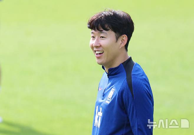 [파주=뉴시스] 황준선 기자 = 대한민국 축구 국가대표팀 주장 손흥민이 8일 오후 경기 파주시 국가대표트레이닝센터(NFC)에서 훈련을 하고 있다.대한민국 축구 국가대표팀은 오는 10일 서울월드컵경기장에서 쿠웨이트와 2026 국제축구연맹(FIFA) 북중미 월드컵 아시아 지역 3차 예선 B조 최종 10차전을 치른다. 2025.06.08. hwang@newsis.com
