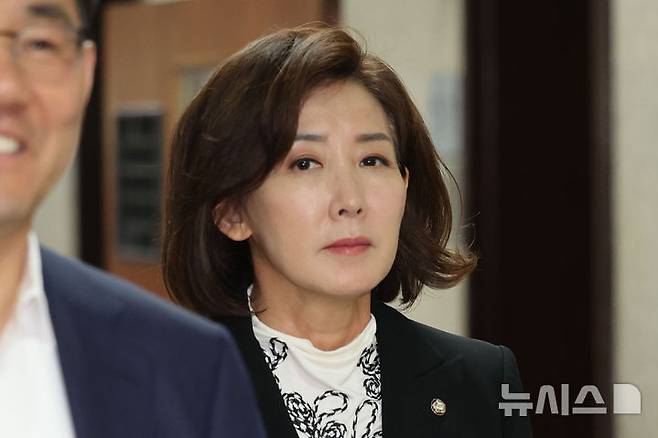 [서울=뉴시스] 권창회 기자 = 나경원 국민의힘 의원이 9일 오전 서울 여의도 국회 원내대표실에서 4선 의원 이상 회의에 참석하고 있다. 2025.06.09. kch0523@newsis.com