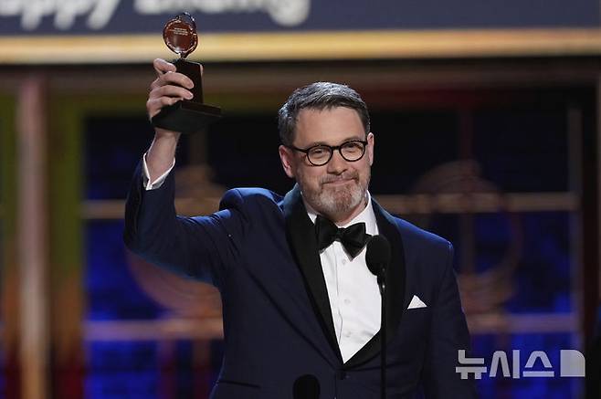 [뉴욕=AP/뉴시스] 연출가 마이클 아든이 8일(현지 시간) 미국 뉴욕 라디오시티 뮤직홀에서 열린 제78회 토니상 시상식에서 창작 뮤지컬 '어쩌면 해피 엔딩'(Maybe Happy Ending)으로 최우수 연출상을 받고 있다. 2025.06.09.