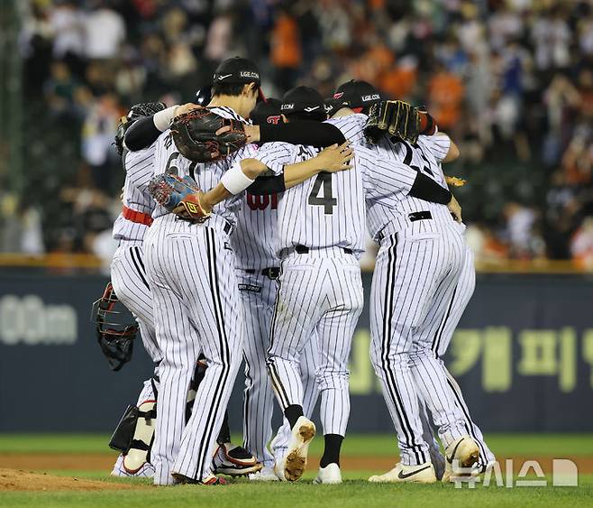 [서울=뉴시스] 김금보 기자 = 29일 서울 송파구 잠실야구장에서 열린 프로야구 2025 KBO리그 한화 이글스와 LG 트윈스의 경기, 3-1로 승리한 LG 선수들이 자축하고 있다. 2025.05.29. kgb@newsis.com