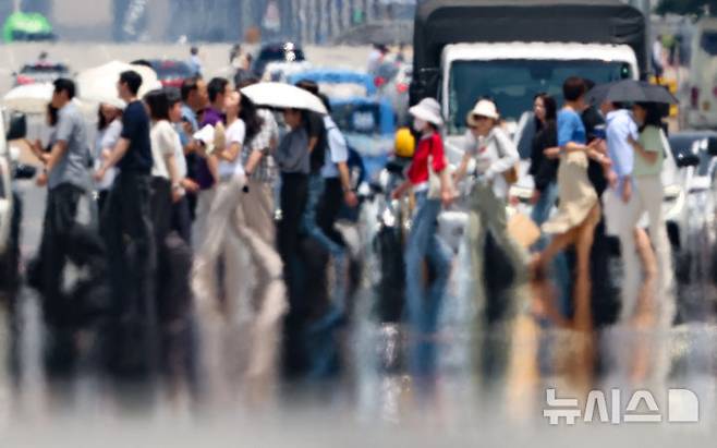 [서울=뉴시스] 황준선 기자 = 한낮 기온이 30도를 넘는 무더운 날씨를 보인 9일 오후 서울 영등포구 여의대로에 아지랑이가 피어오르고 있다. 2025.06.09. hwang@newsis.com