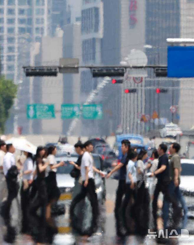 [서울=뉴시스] 황준선 기자 = 한낮 기온이 30도를 넘는 무더운 날씨를 보인 9일 오후 서울 영등포구 여의대로에 아지랑이가 피어오르고 있다. 2025.06.09. hwang@newsis.com