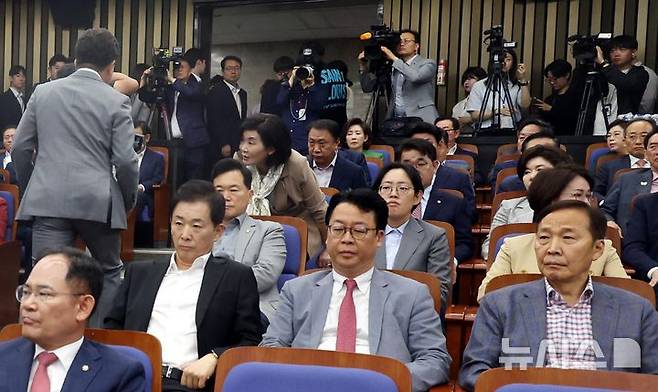 [서울=뉴시스] 조성봉 기자= 권성동(왼쪽) 국민의힘 원내대표가 지난 5일 서울 여의도 국회에서 열린 의원총회에서 사퇴의사를 밝히고 자리를 떠나자 의원들이 굳은 표정을 짓고 있다.2025.06.05. suncho21@newsis.co
