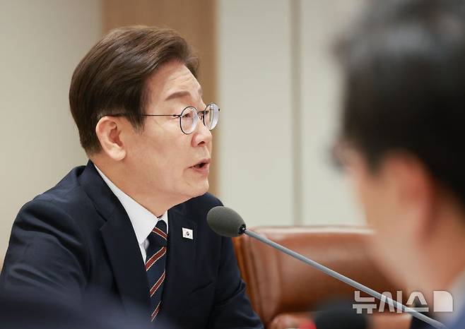 [서울=뉴시스] 고범준 기자 = 이재명 대통령이 9일 서울 용산구 대통령실 청사에서 열린 2차 비상경제점검 태스크포스(TF)회의에서 발언하고 있다. 2025.06.09. bjko@newsis.com