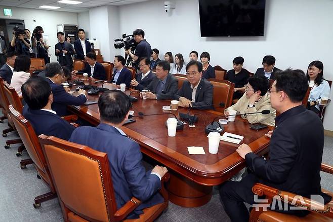 [서울=뉴시스] 조성봉 기자 = 송언석(오른쪽 세번째) 국민의힘 의원을 비롯한 의원들이  9일 오전 서울 여의도 국회 의원회관 간담회의실에서 열린 당내 현안 관련 3선 의원 모임에 참석해 있다. 2025.06.09. suncho21@newsis.com