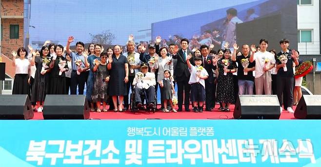 [포항=뉴시스] 송종욱 기자 = 경북 포항시는 9일 지진으로 큰 피해를 본 북구 흥해읍 대성아파트 터에 '북구보건소 및 트라우마센터' 개소식을 개최했다. 사진은 개소식을 기념해 이강덕 시장과 김일만 시의회 의장, 김정재 국회의원, 강창호 흥해읍개발자문위원장, 시도의원, 기관 단체장, 주민 등이 개소를 축하하며 기념 촬영하는 모습. (사진=포항시 제공) 2025.06.09. photo@newsis.com