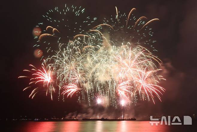 [포항=뉴시스] 송종욱 기자 = '2025 포항국제불빛축제'가 '맑은 시대 빛나는 일상'을 슬로건으로 14~22일 형산강체육공원 일원에서 개최한다. 사진은 지난해 포항국제불빛축제 모습. (사진=포항시 제공) 2025.06.09. photo@newsis.com