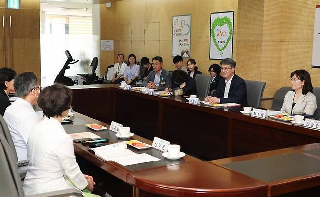 [세종=뉴시스] 농촌진흥청은 서효원 차장이 9일 전북 전주시 마음사랑병원을 찾아 정신질환자 회복과 재활을 돕는 치유농업 프로그램의 현장 적용 관련 애로 사항 등을 점검했다고 밝혔다. (사진=농진청 제공) 2025.06.09. photo@newsis.com *재판매 및 DB 금지