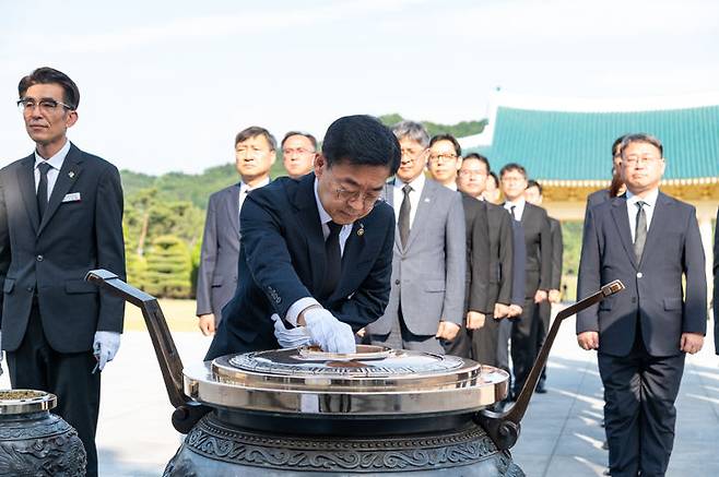 [서울=뉴시스]장동언 기상청장 국립대전현충원 참배 사진. (사진=기상청) 2025.06.09 photo@newsis.com *재판매 및 DB 금지